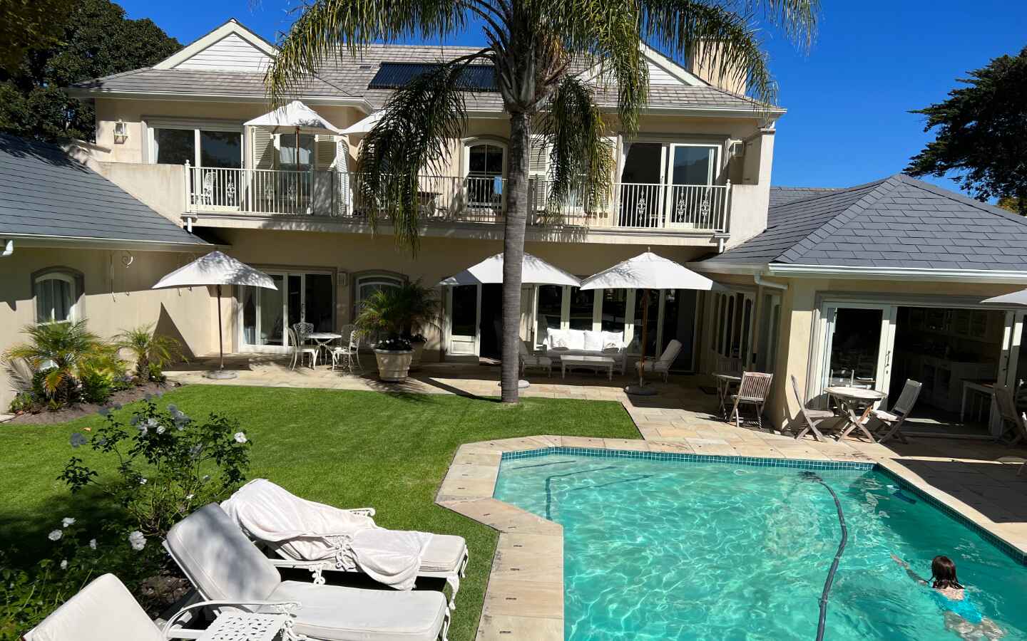 Constantia Valley Lodge - Pool and gardens